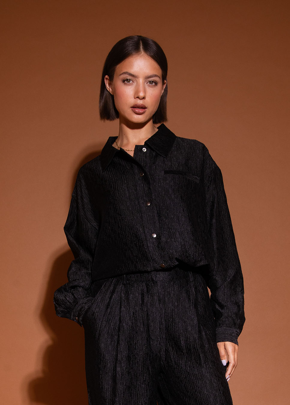 Studio Amaya Filipa blouse glanzend jacquard zwart voorkant model