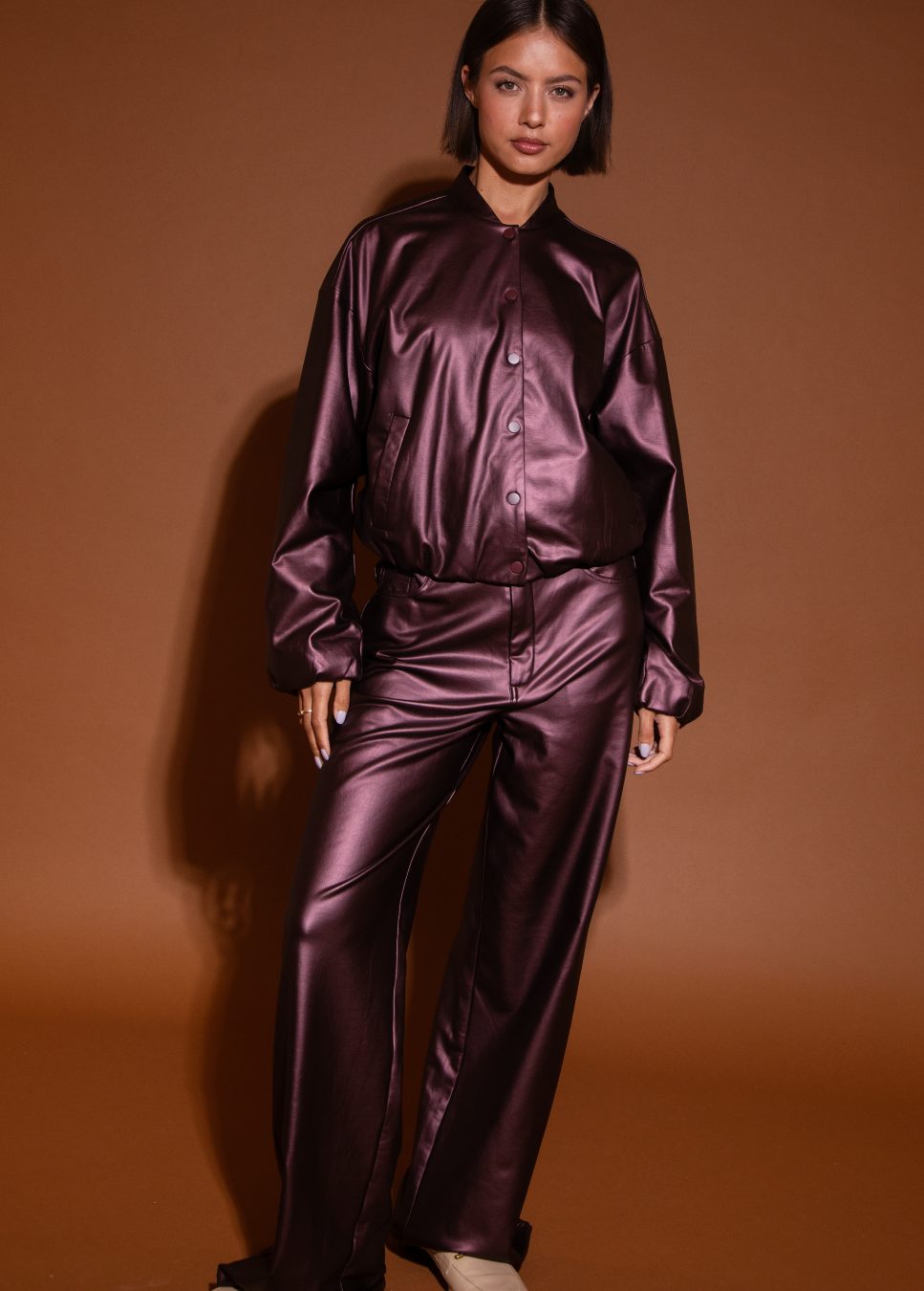 Studio Amaya broek harper bruin glanzende stof op model