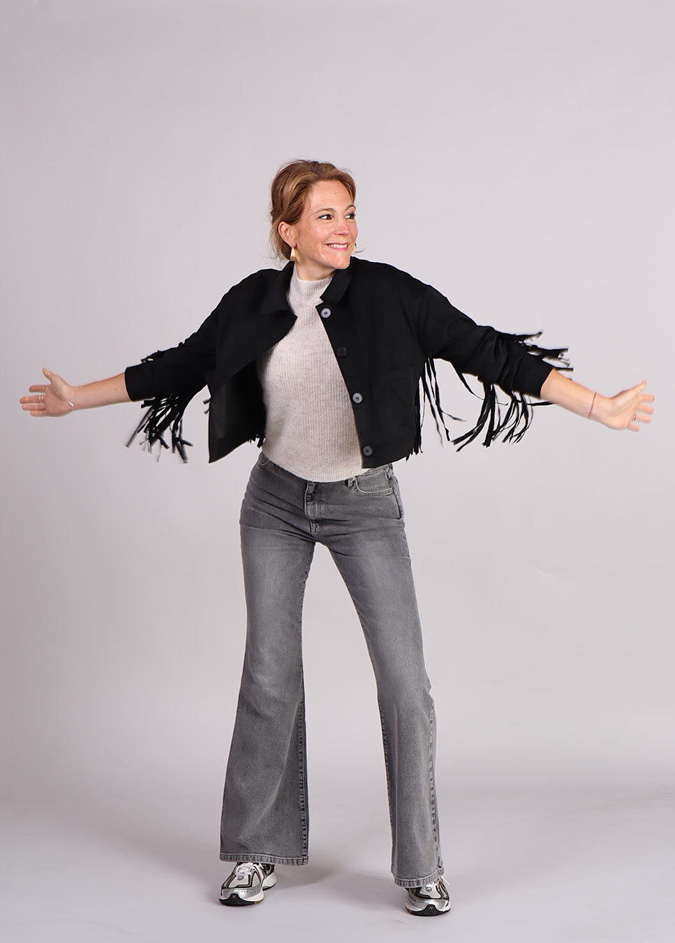 Studio Amaya Ilva jasje met franjes suede zwart voorkant model met grijze jeans