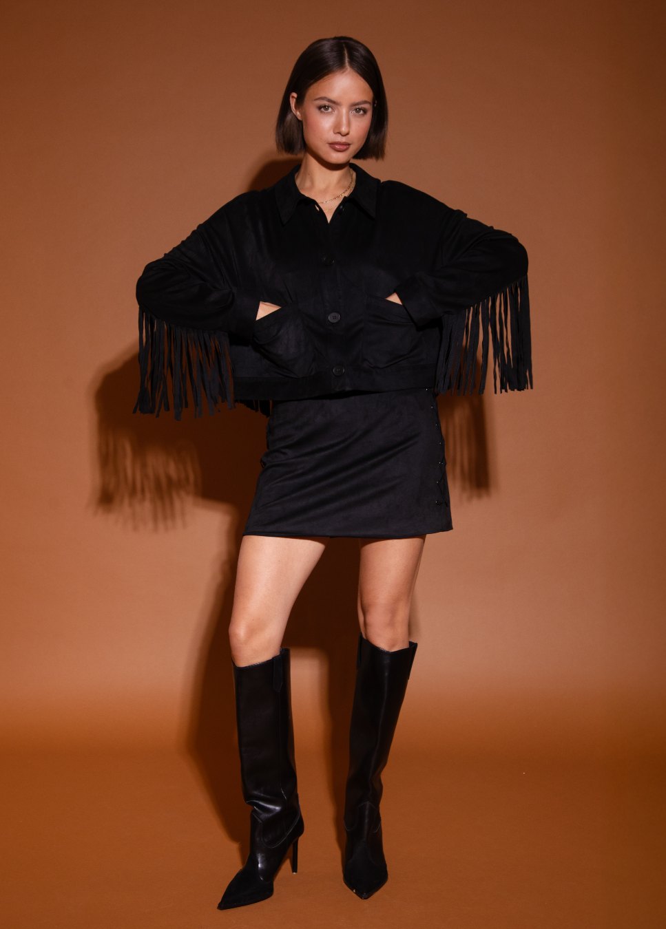 zwarte ilva studio amaya jasje suede met franjes op model voorkant