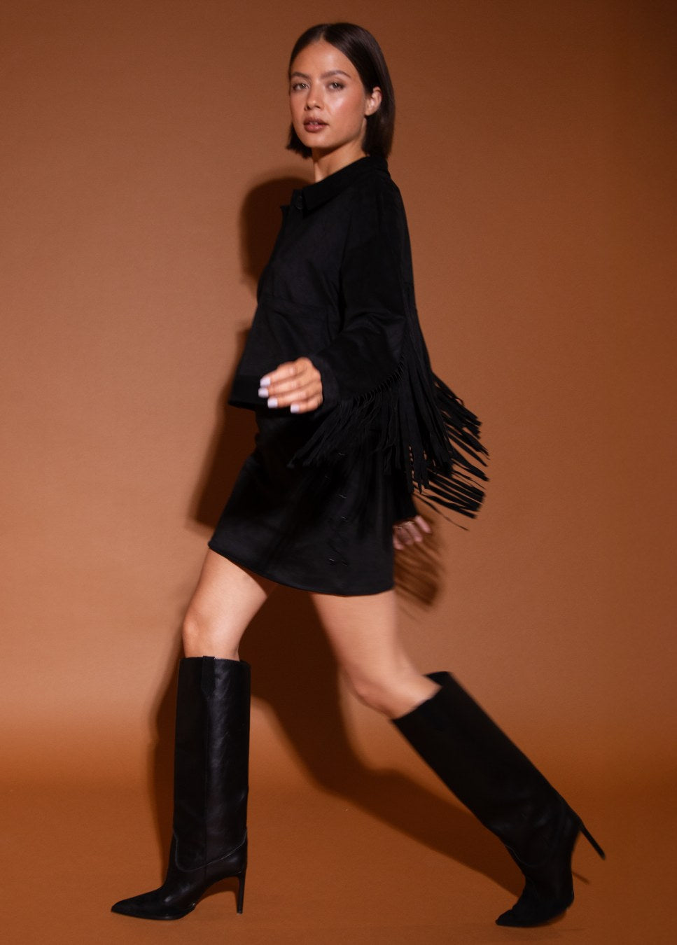 Zwart Suede jasje studio amaya ilva met franjes op model zijkant