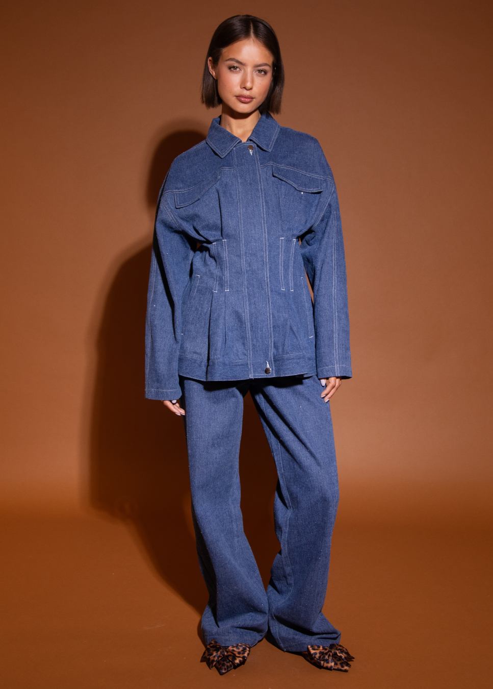 Denim getailleerd jack blauwe studio amaya amsterdam jas op model