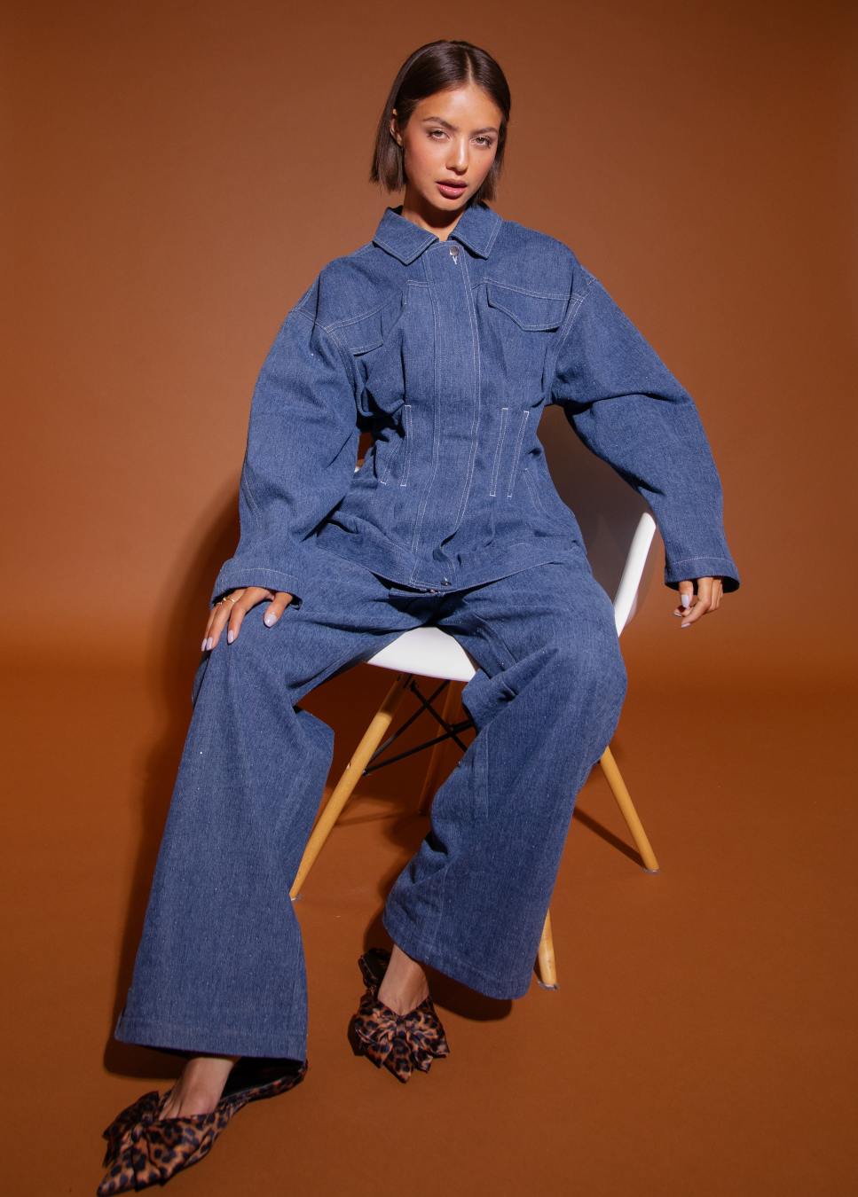 Blauw denim getailleerd jasje Studio Amaya jack op model zittend