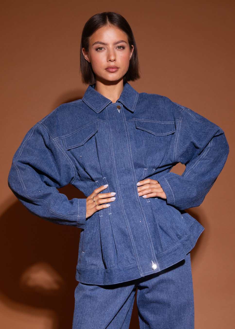 Studio Amaya jack jasje denim getailleerd blauw van kler op model