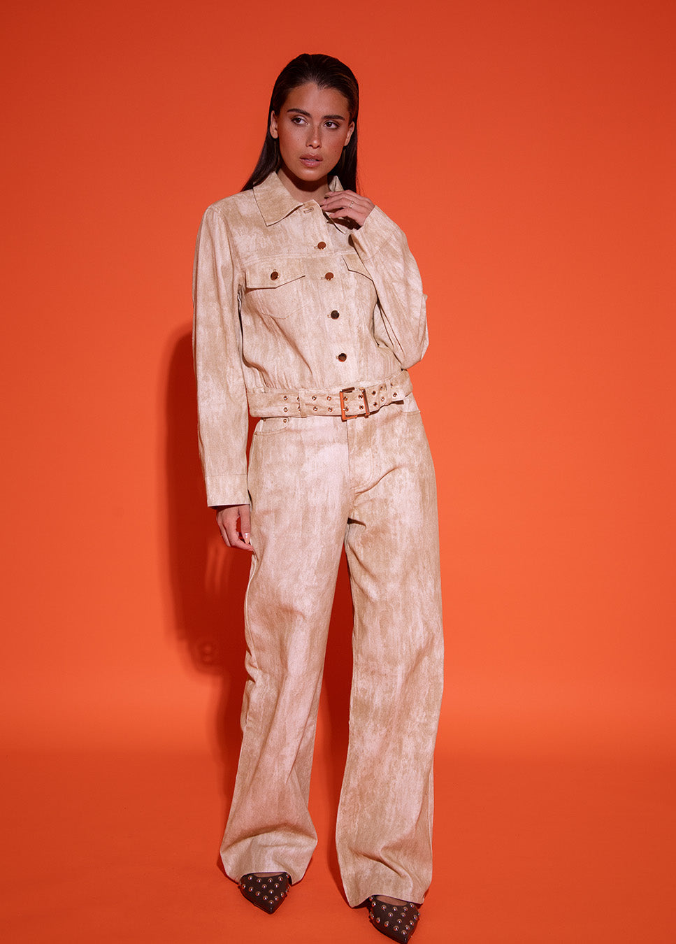 Studio Amaya Junoa broek denim wide-leg beige voorkant op model