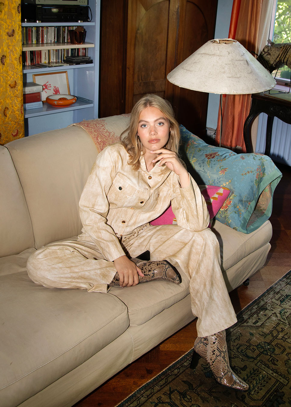 Studio Amaya Junoa broek denim wide-leg beige campagnebeeld van model