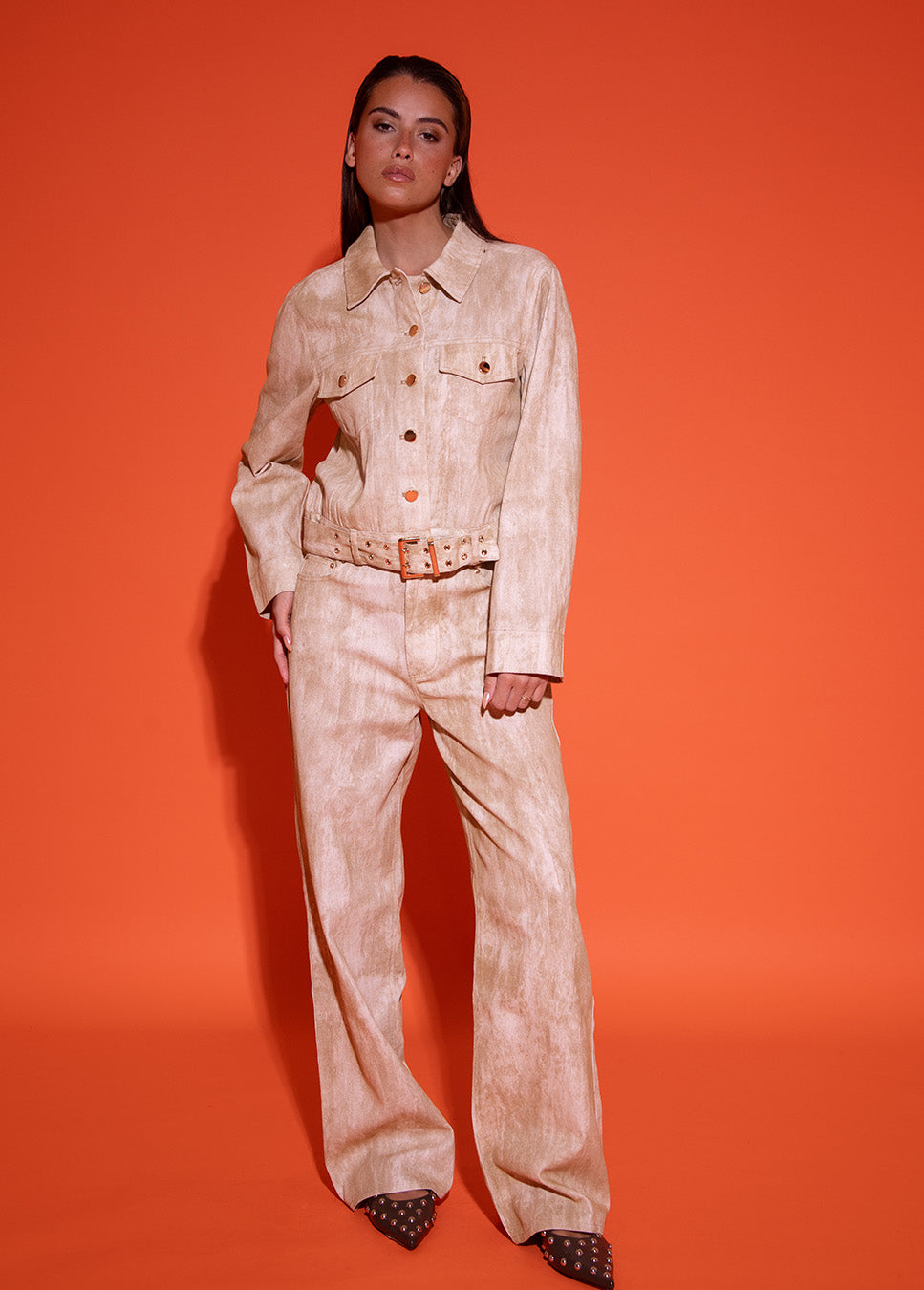 Studio Amaya Junoa broek denim wide-leg beige voorkant op model met bijpassende jas