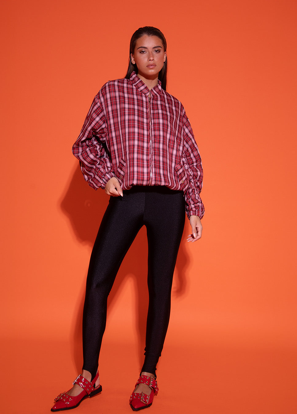 Studio Amaya Lis legging zwart voorkant model geruite bomberjas