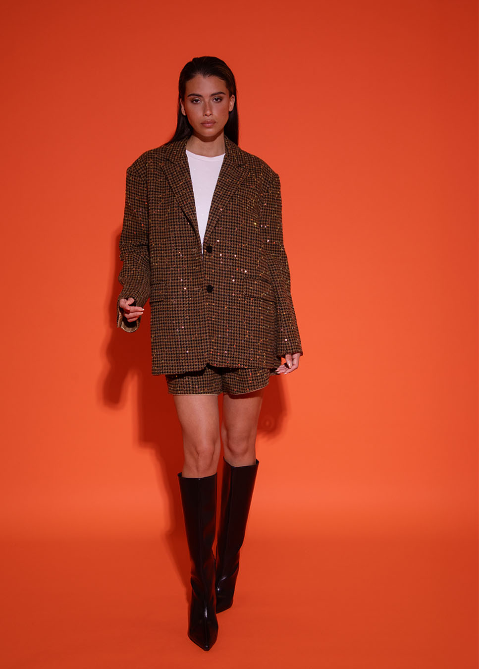 Studio Amaya Midnight blazer geruit met pailletten bruin voorkant van model staand