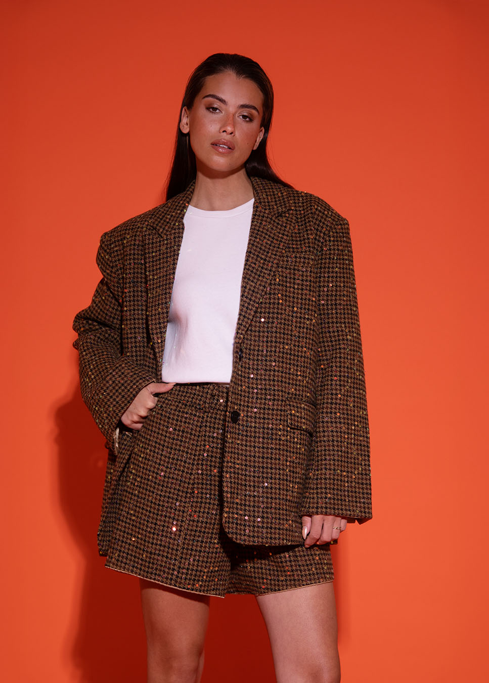 Studio Amaya Midnight blazer geruit met pailletten bruin voorkant model met bijpassende short