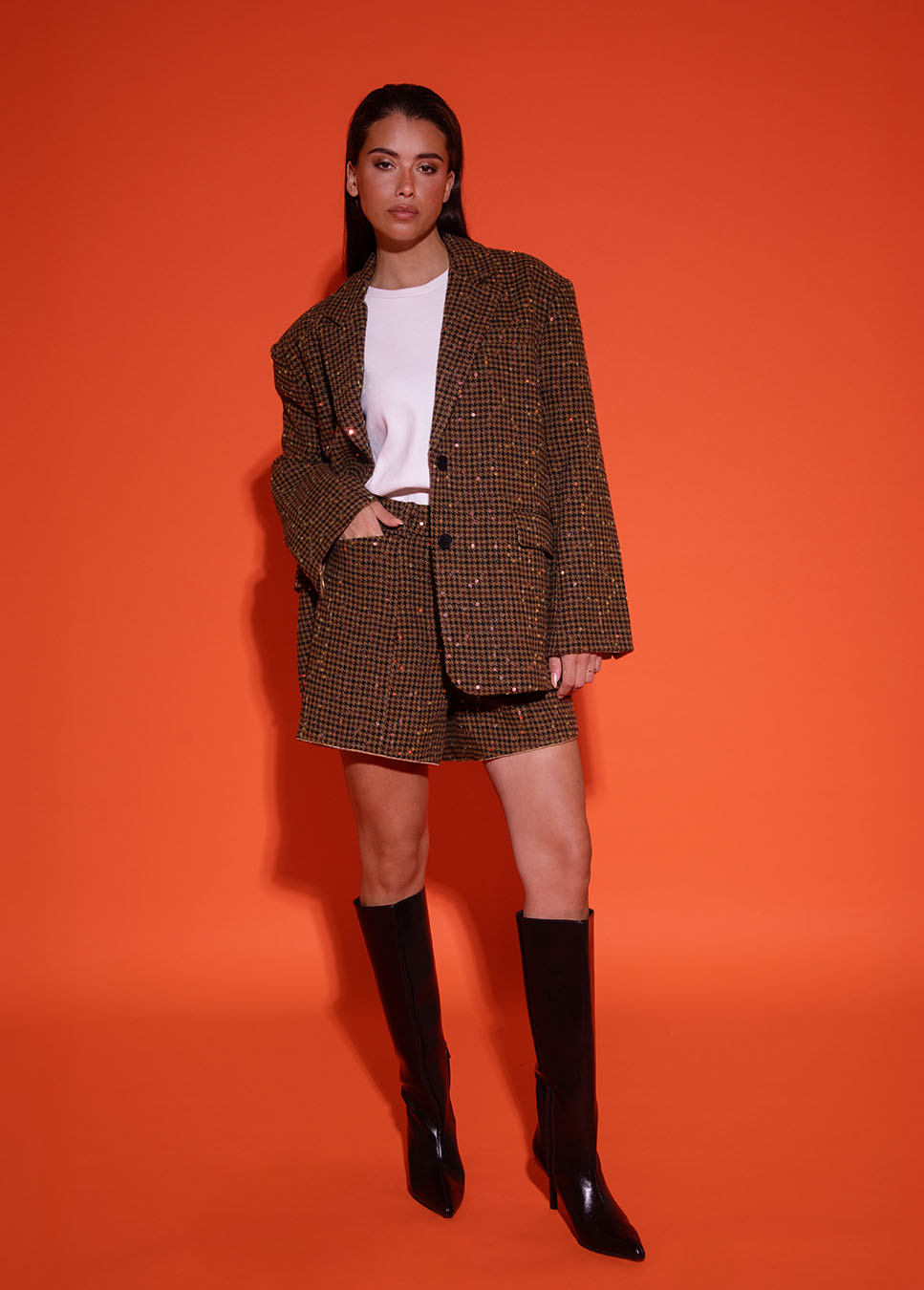 Studio Amaya Midnight blazer geruit met pailletten bruin voorkant op het model met wit t-shirt