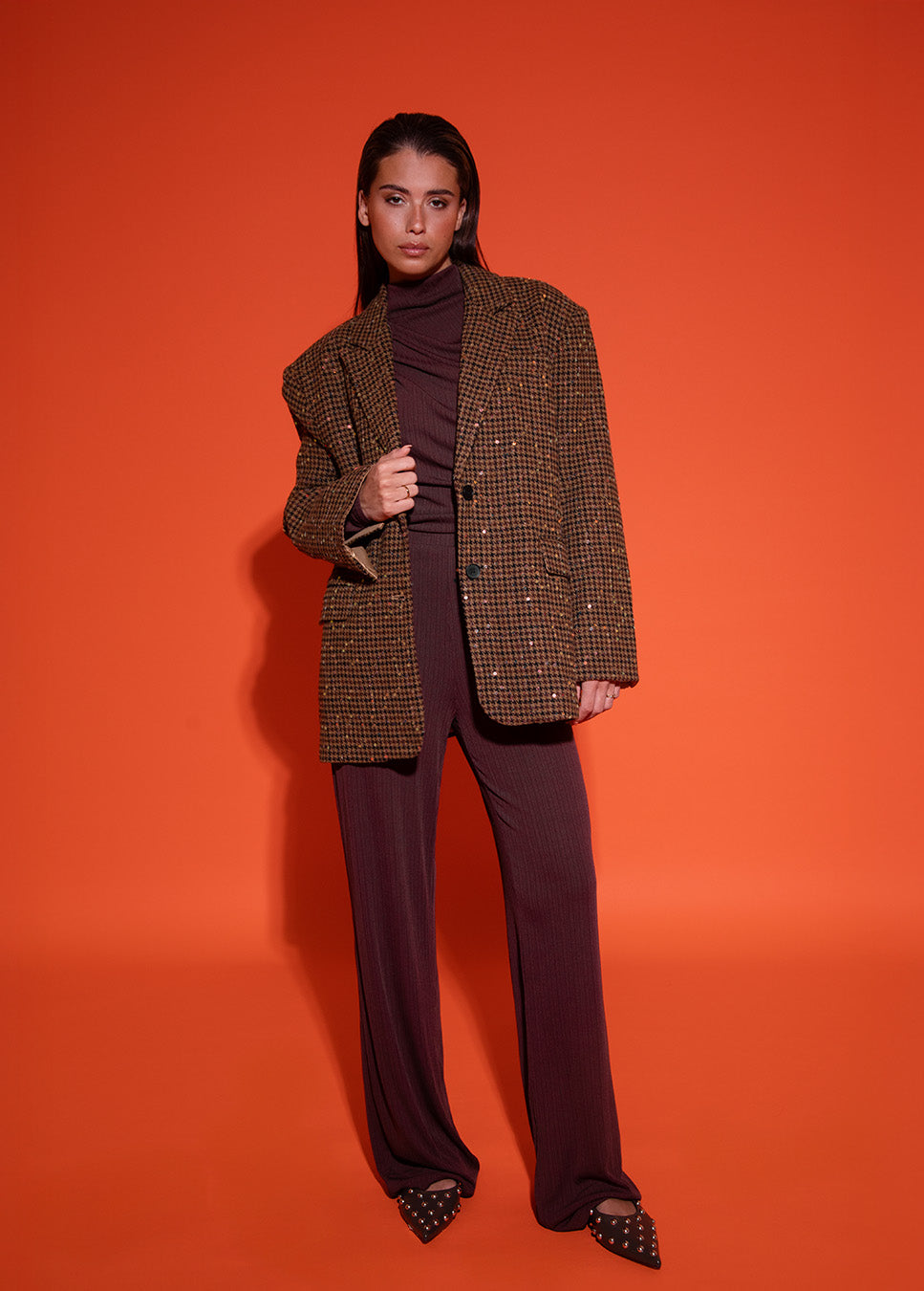 Studio Amaya Midnight blazer geruit met pailletten bruin voorkant op model met bruin pak