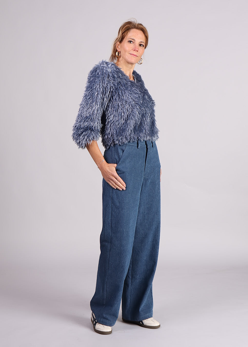 Studio Amaya Mies pantalon denim blauw zijkant met blauwe top