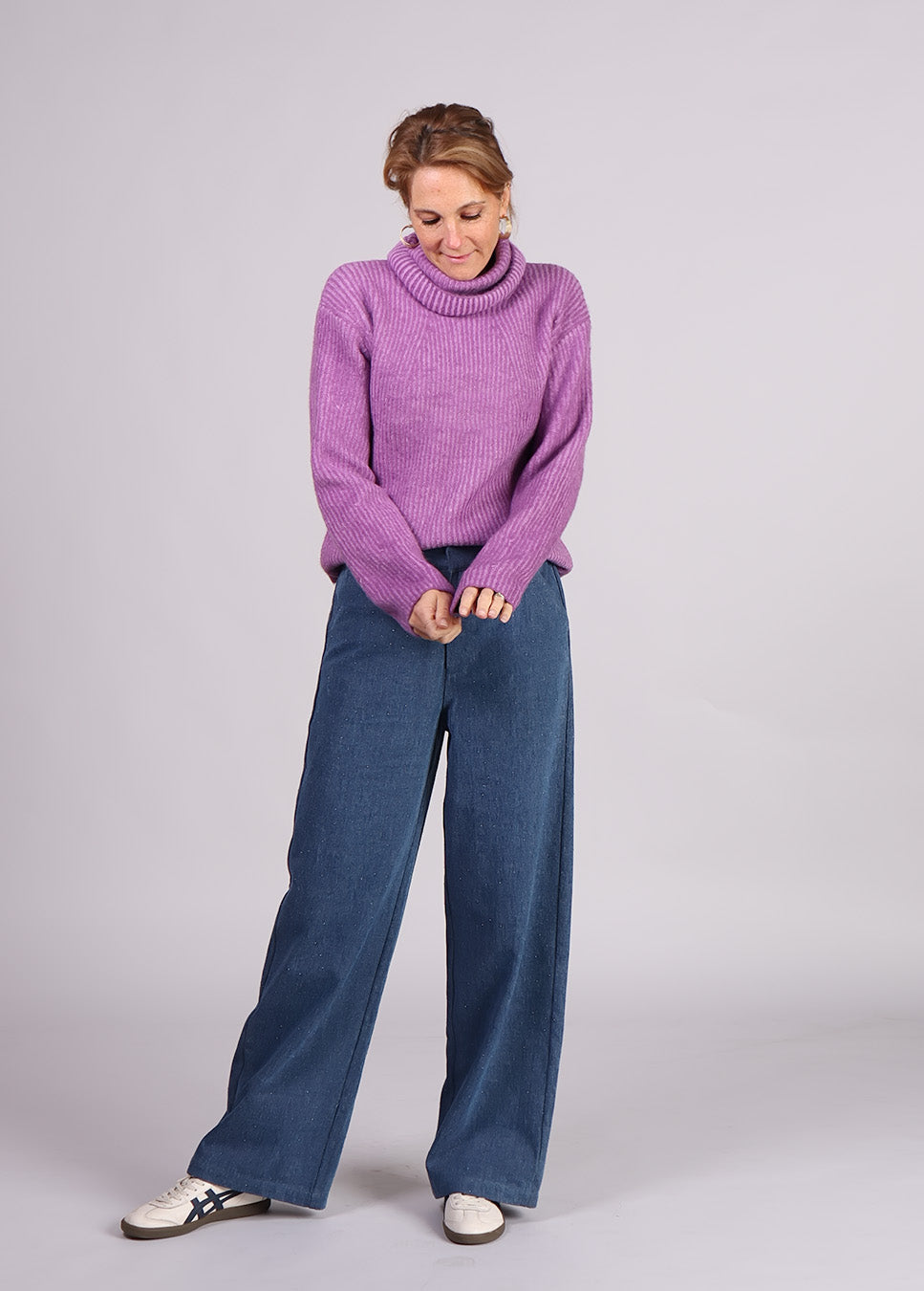 Studio Amaya Mies pantalon denim blauw voorkant met paarse trui