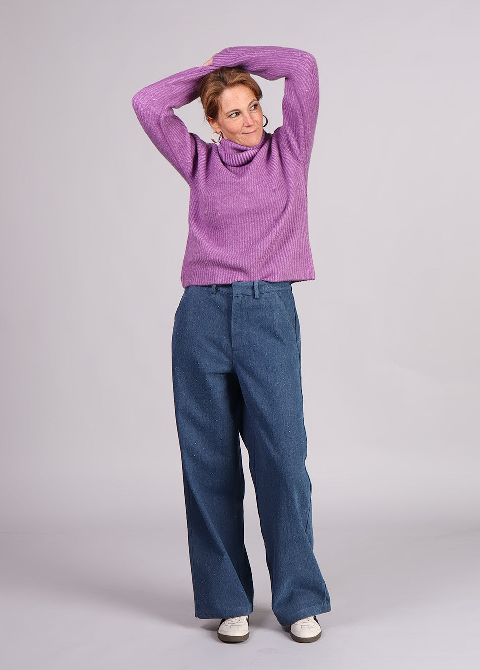 Studio Amaya Mies pantalon denim blauw voorkant model staand met paarse trui