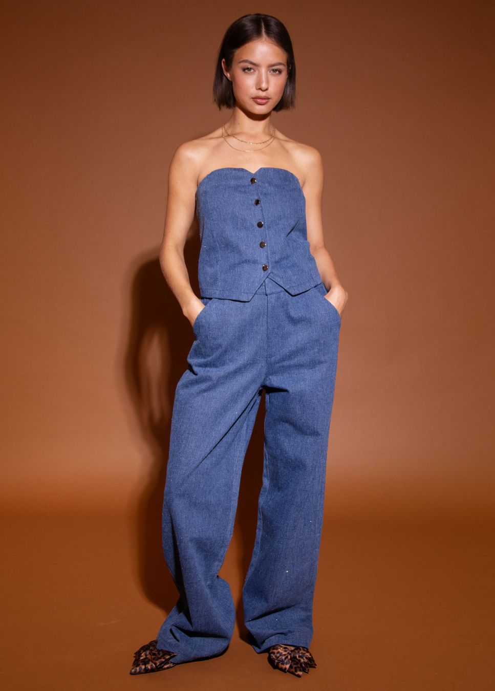 Studio Amaya Amsterdam mies pantalon denim blauw op model