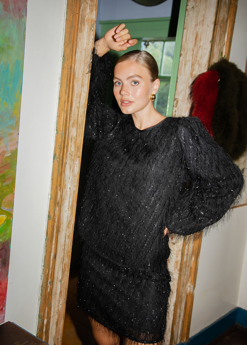 Studio Amaya Velvet blouse fluffy zwart zijkant van het model met zwarte rok