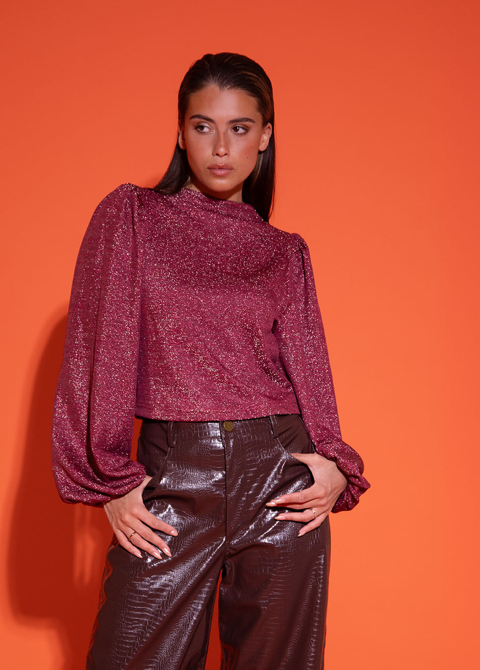 Studio Amaya Wilow broek vegan leather croco bruin voorkant model detail broek