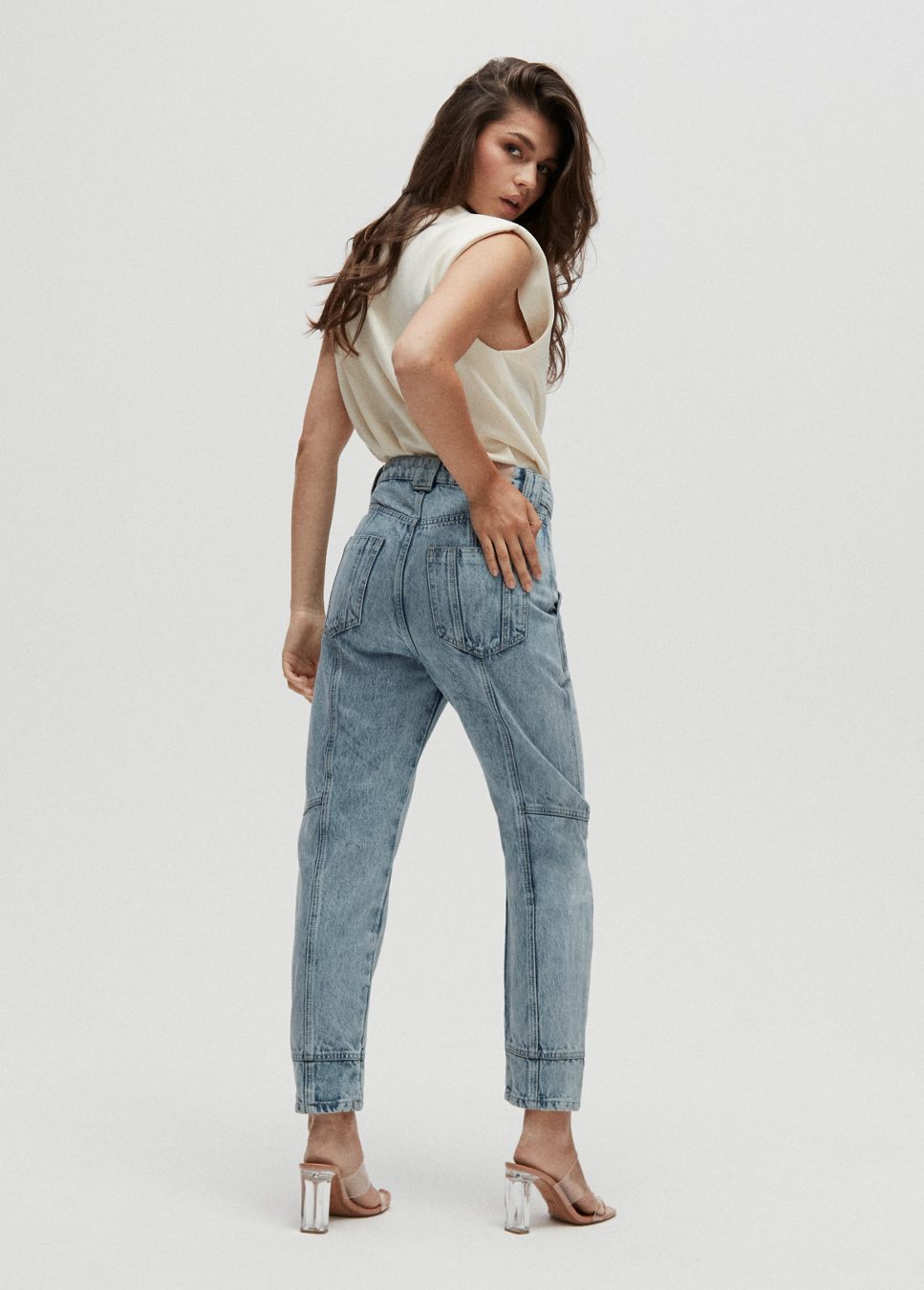 Cargo jeans Homage I Ontdek onze nieuwe retro eyecatcher, de 'Cargo Jeans' van Homage in een lichte vintage blauwe wassing. Combineer de cargo jeans met de off white mouwloze top met schouderdetails van Homage. Shop de nieuwe collectie dames jeans, Homage cargo jeans, cargo jeans bij online dameskleding Boetiek Aniek.