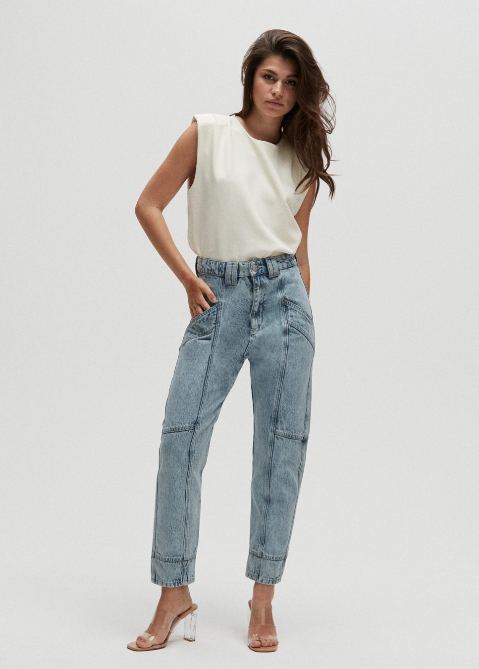 Cargo jeans Homage I Ontdek onze nieuwe retro eyecatcher, de 'Cargo Jeans' van Homage in een lichte vintage blauwe wassing. Combineer de cargo jeans met de off white mouwloze top met schouderdetails van Homage. Shop de nieuwe collectie dames jeans, Homage cargo jeans, cargo jeans bij online dameskleding Boetiek Aniek.