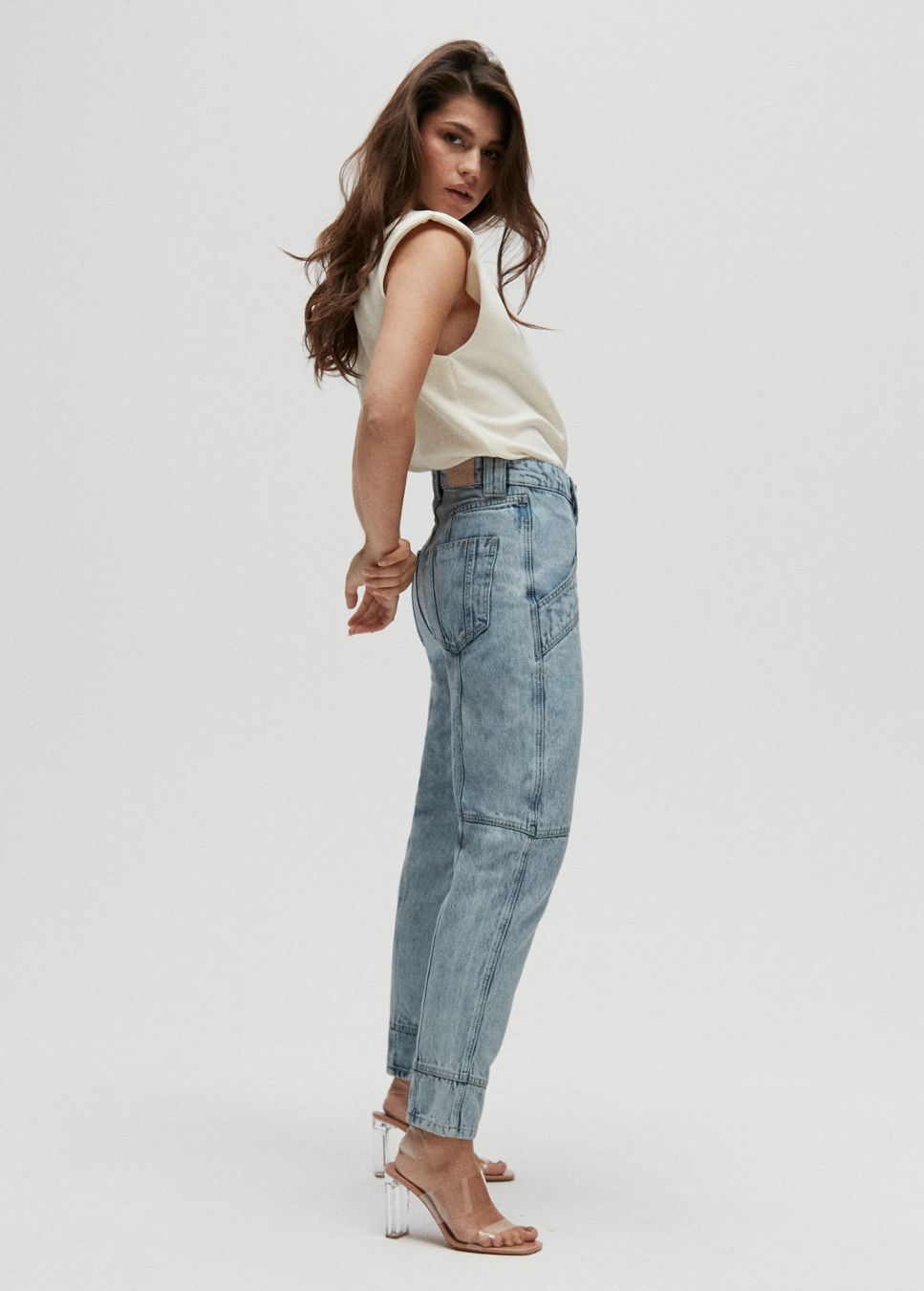 Cargo jeans Homage I Ontdek onze nieuwe retro eyecatcher, de 'Cargo Jeans' van Homage in een lichte vintage blauwe wassing. Combineer de cargo jeans met de off white mouwloze top met schouderdetails van Homage. Shop de nieuwe collectie dames jeans, Homage cargo jeans, cargo jeans bij online dameskleding Boetiek Aniek.