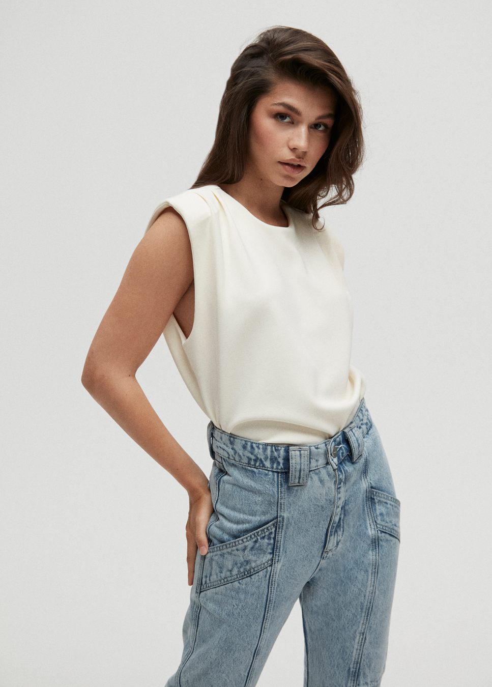 Cargo jeans Homage I Ontdek onze nieuwe retro eyecatcher, de 'Cargo Jeans' van Homage in een lichte vintage blauwe wassing. Combineer de cargo jeans met de off white mouwloze top met schouderdetails van Homage. Shop de nieuwe collectie dames jeans, Homage cargo jeans, cargo jeans bij online dameskleding Boetiek Aniek.