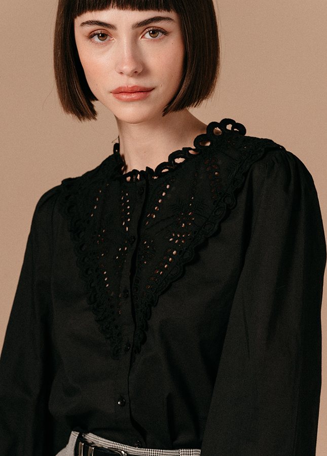 Zwarte broderie blouse Liege Grace & Mila I Zwarte broderie blouse van het merk Grace & Mila. De Liege blouse heeft een ronde hals en geborduurde (broderie) details op de voorkant en de halslijn. Shop de nieuwe collectie dames blouses, zwarte blouses, broderie blouses, blouses van Grace & Mila online bij Boetiek Aniek.