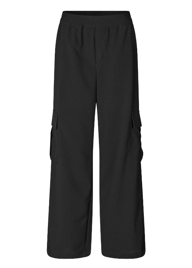 Online dameskleding Boetiek Aniek I Zwarte cargo broek Kamina van het merk mbyM. De straight fit broek heeft een elastische tailleband en zakken aan de zijkanten. De broek valt lang. Shop de nieuwe collectie cargo broeken, zwarte cargobroeken, zwarte pantalons van mbyM bij online Boetiek Aniek.