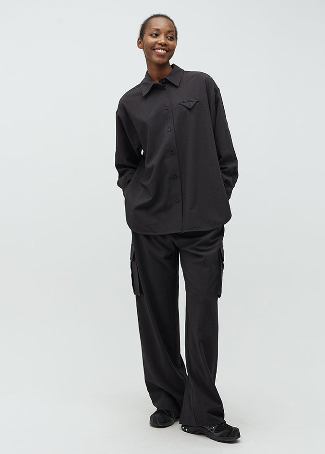 Online dameskleding Boetiek Aniek I Zwarte cargo broek Kamina van het merk mbyM. De straight fit broek heeft een elastische tailleband en zakken aan de zijkanten. De broek valt lang. Shop de nieuwe collectie cargo broeken, zwarte cargobroeken, zwarte pantalons van mbyM bij online Boetiek Aniek.