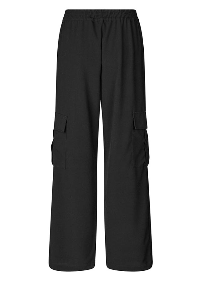 Online dameskleding Boetiek Aniek I Zwarte cargo broek Kamina van het merk mbyM. De straight fit broek heeft een elastische tailleband en zakken aan de zijkanten. De broek valt lang. Shop de nieuwe collectie cargo broeken, zwarte cargobroeken, zwarte pantalons van mbyM bij online Boetiek Aniek.