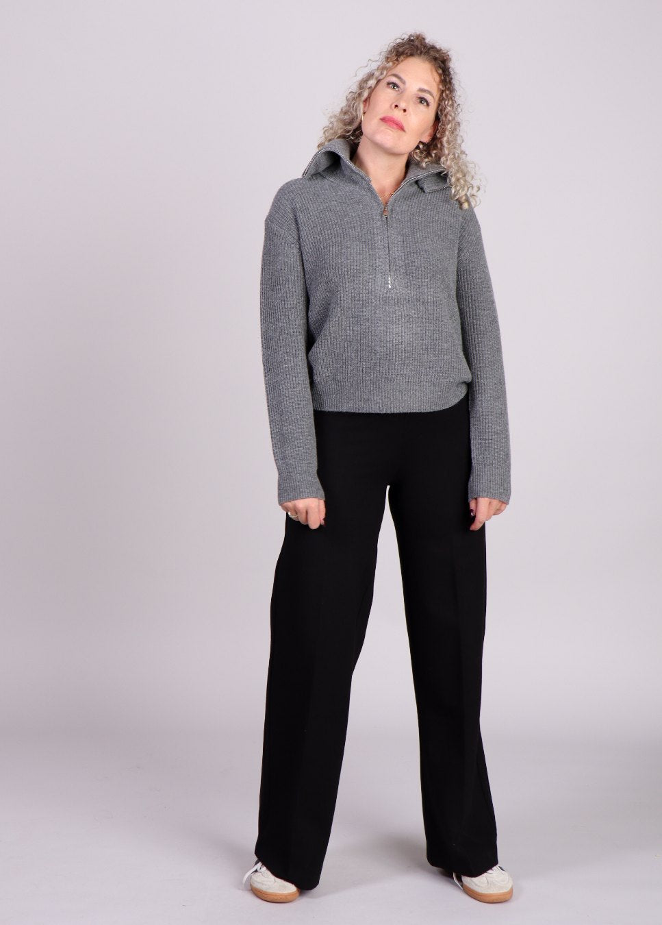 zwarte mbym dames pantalon seenta op voorkant model met grijze trui