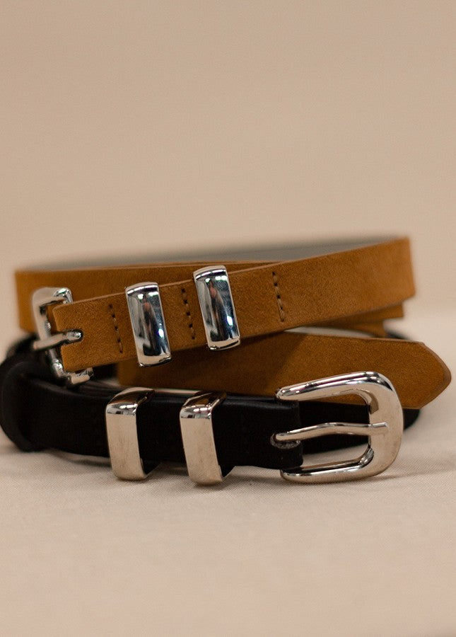 Online dameskleding Boetiek Aniek I Zwarte riem van het merk Grace & Mila. De zwarte riem met suède-effect heeft een zilveren metalen gesp. Benadruk je taille met deze mooie riem, draag de riem op een maxi-jurk. Shop de nieuwe collectie dames riemen, zwarte damesriemen, riem met zilveren gesp, damesriem, zwarte riem.