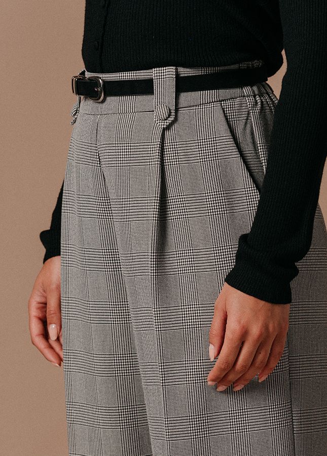 Online dameskleding Boetiek Aniek I Zwarte riem van het merk Grace & Mila. De zwarte riem met suède-effect heeft een zilveren metalen gesp. Benadruk je taille met deze mooie riem, draag de riem op een maxi-jurk. Shop de nieuwe collectie dames riemen, zwarte damesriemen, riem met zilveren gesp, damesriem, zwarte riem.