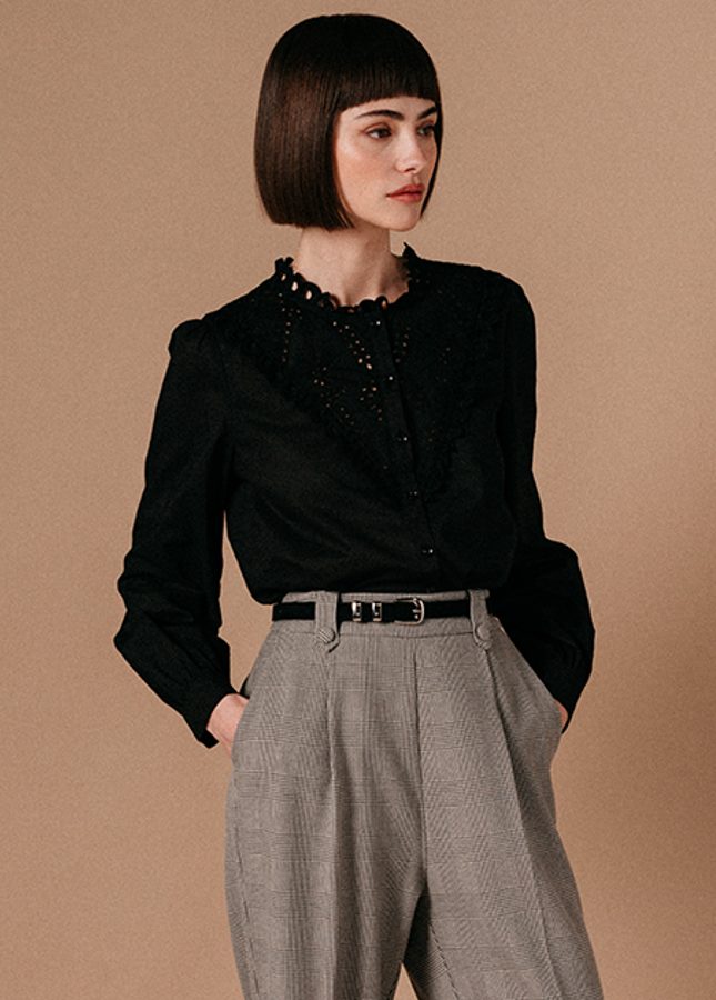 Online dameskleding Boetiek Aniek I Zwarte riem van het merk Grace & Mila. De zwarte riem met suède-effect heeft een zilveren metalen gesp. Benadruk je taille met deze mooie riem, draag de riem op een maxi-jurk. Shop de nieuwe collectie dames riemen, zwarte damesriemen, riem met zilveren gesp, damesriem, zwarte riem.