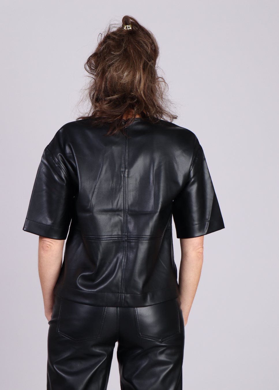 Achterkant top Emir zwart vegan leather mbym op model