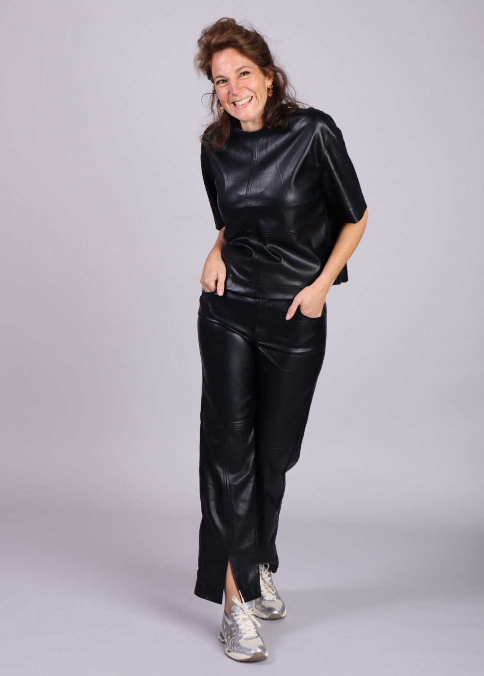 Mbym top dames vegan leather emir op model staand