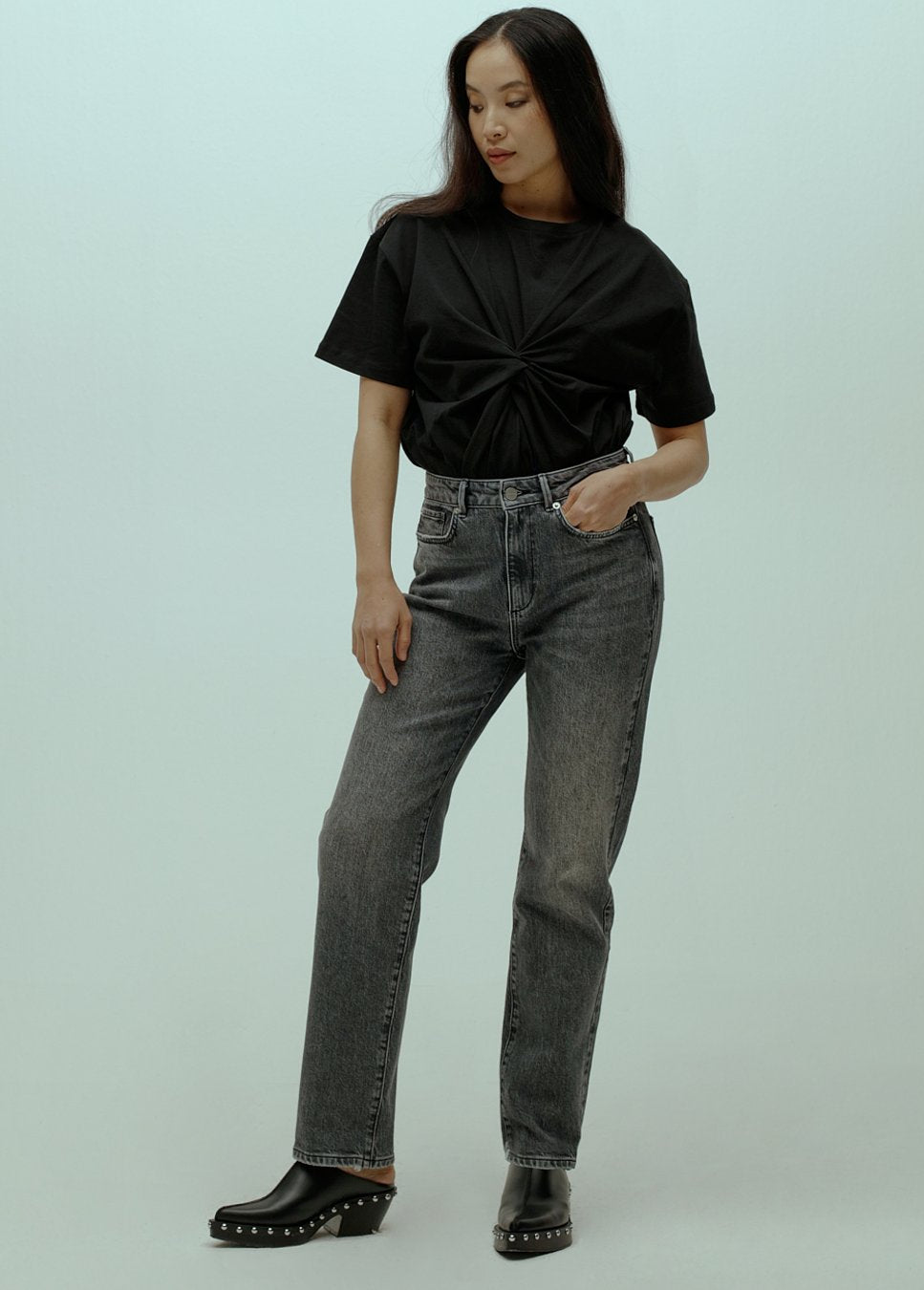 Homage dames jeans grijze scotti op model voorkant staand