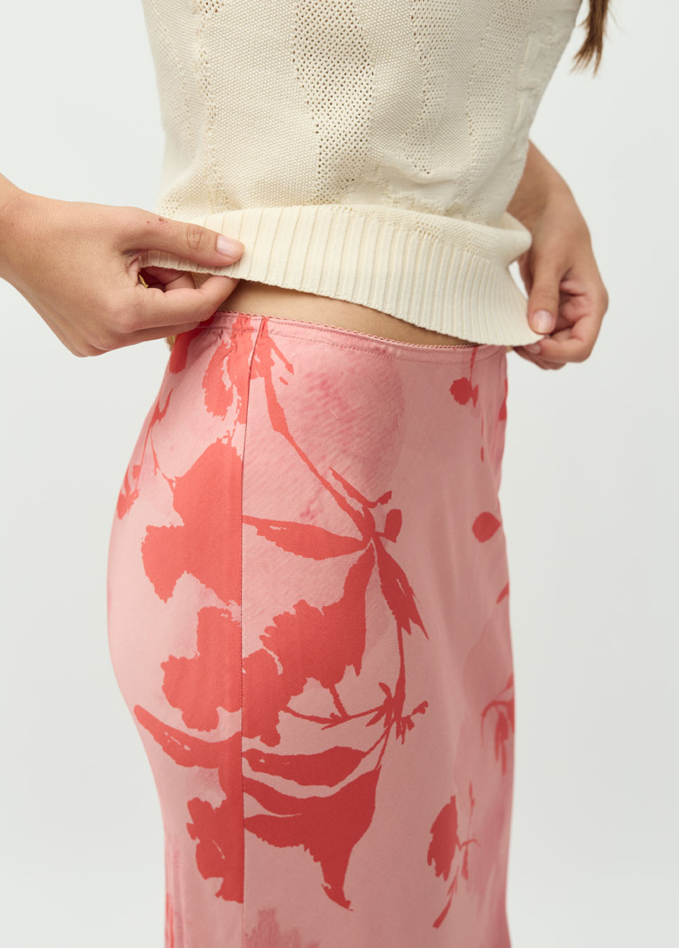 mbyM Aninda-M Felissa Rok met print roze satijn detail van de zijkant