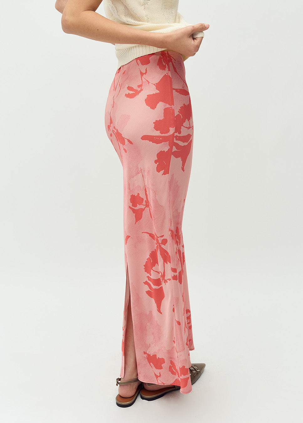 mbyM Aninda-M Felissa Rok met print roze satijn zijkant op model met split