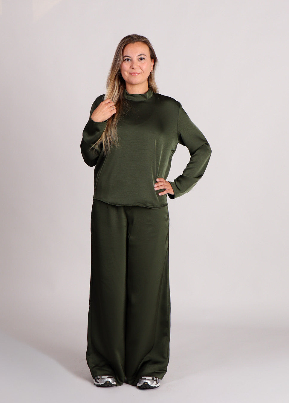 mbyM Asaka-M broek wide-leg satijn donker groen voorkant model met groene satijnen blouse