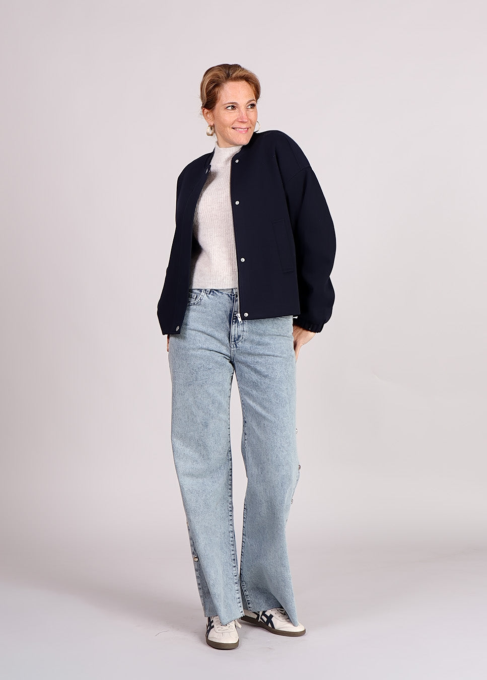 mbyM Bamina-M bomber jasje knopen donker blauw voorkant model met lichtblauwe jeans