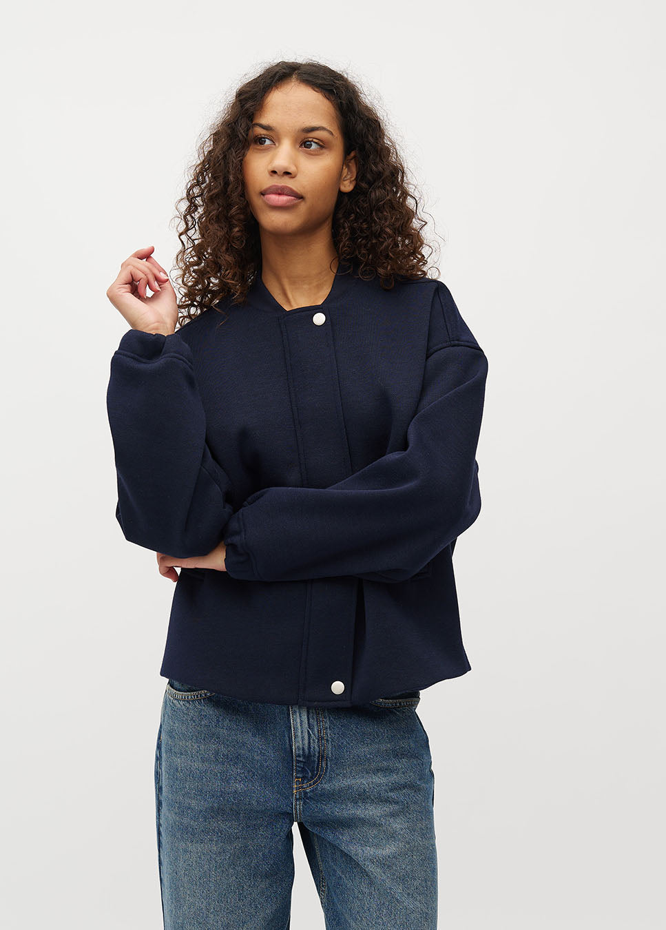 mbyM Bamina-M bomber jasje knopen donkerblauw op model voorkant