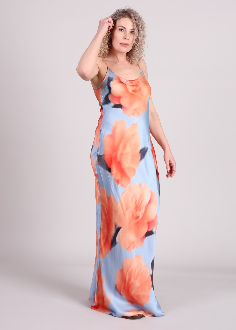 mbyM Jurk bellah-m maxi-jurk in het blauw oranje met bloemmotief op model zijkant