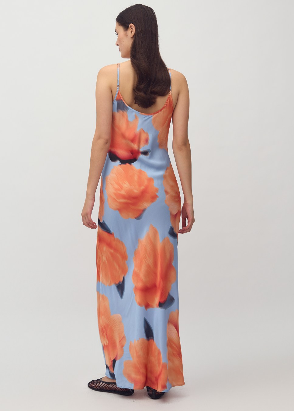 achterkant van de Bellah M mbyM jurk in bloempatroon blauw en oranje