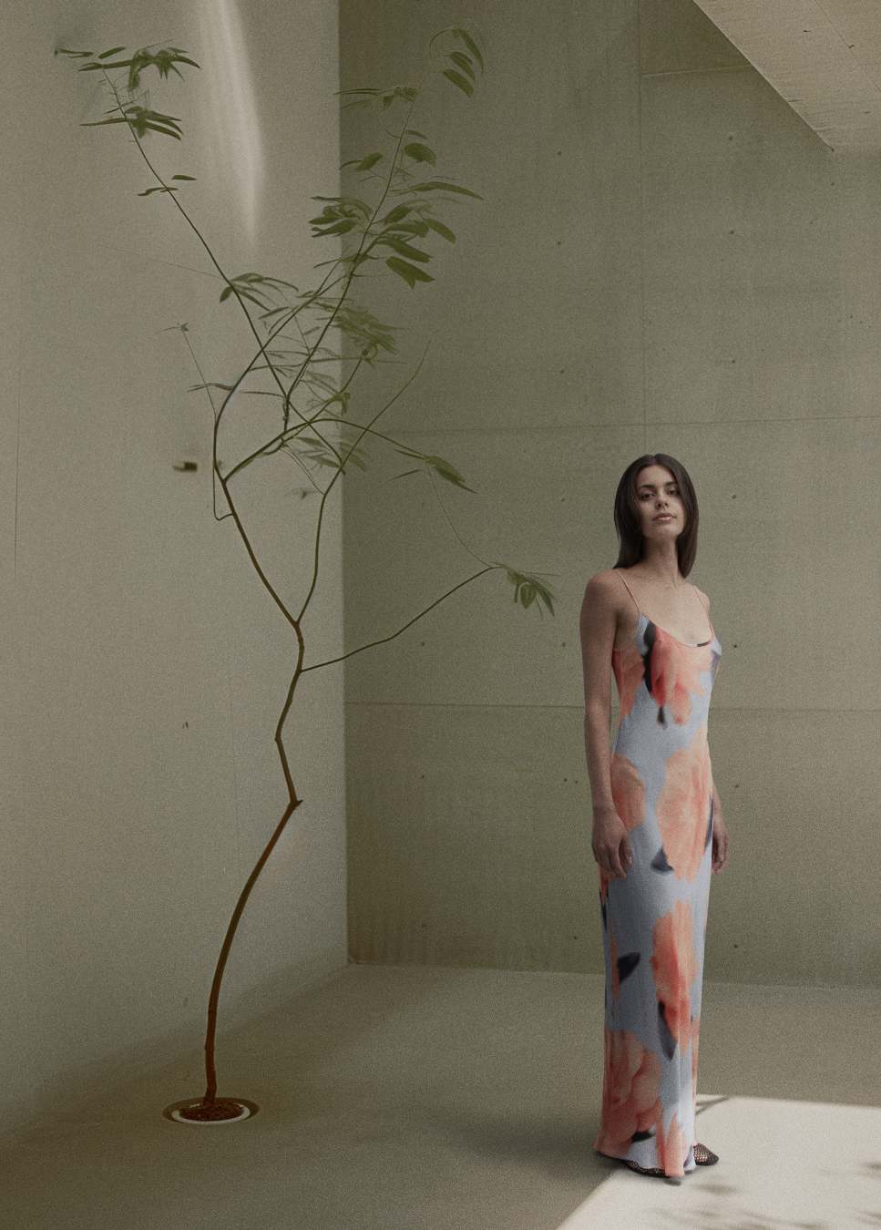 sfeer foto van de jurk mbyM Bellah M maxi, in bloemenprint kleur blauw en oranje op model