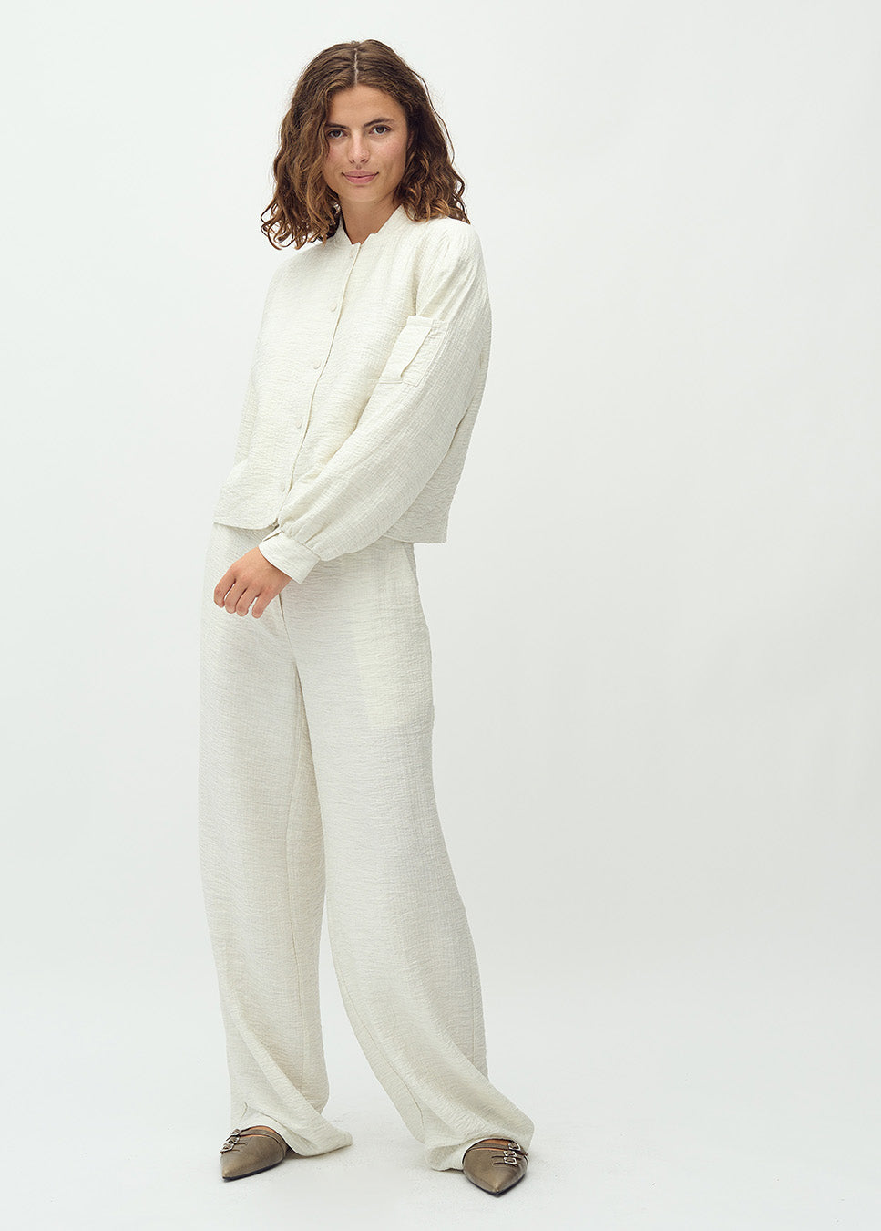 mbyM Camanchi-M bomberjasje off white model voorkant met bijpassende broek