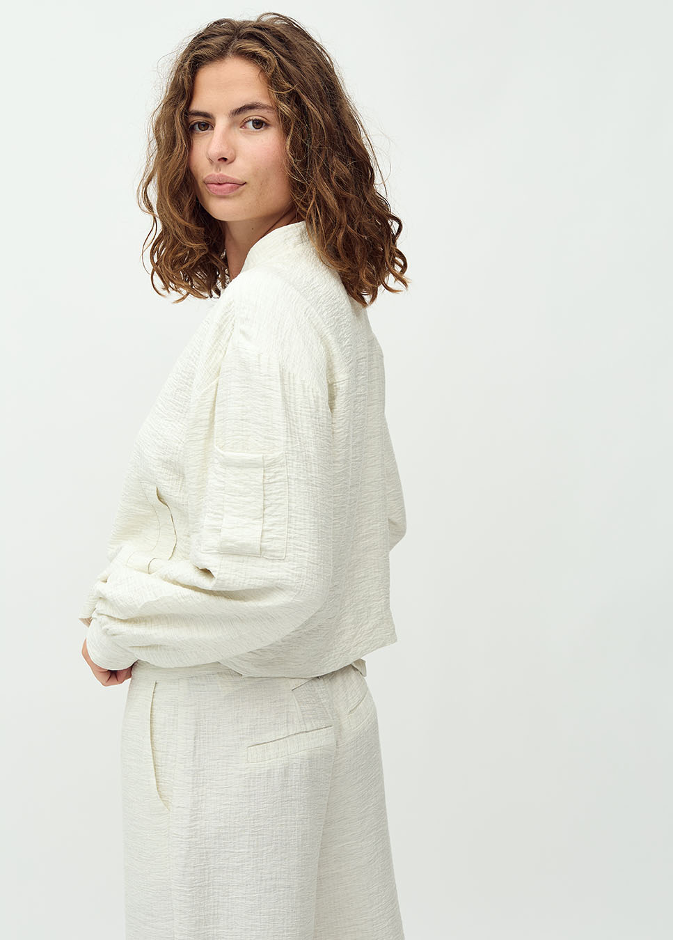 mbyM Camanchi-M bomberjasje off white zijkant model met bijpassende broek