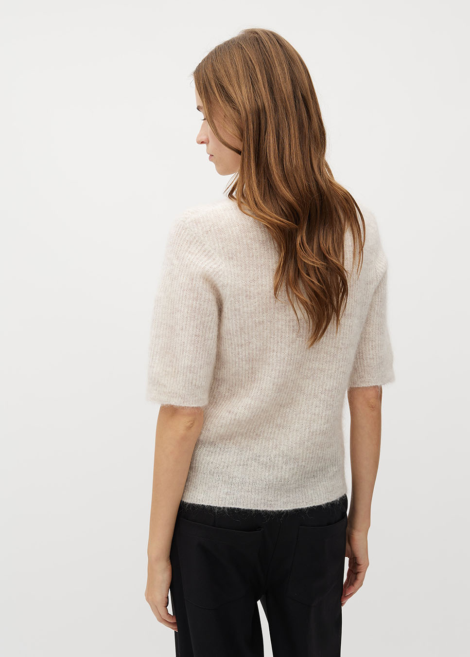 mbyM Clara Crew-M trui gebreid korte mouwen beige wolmix achterkant model