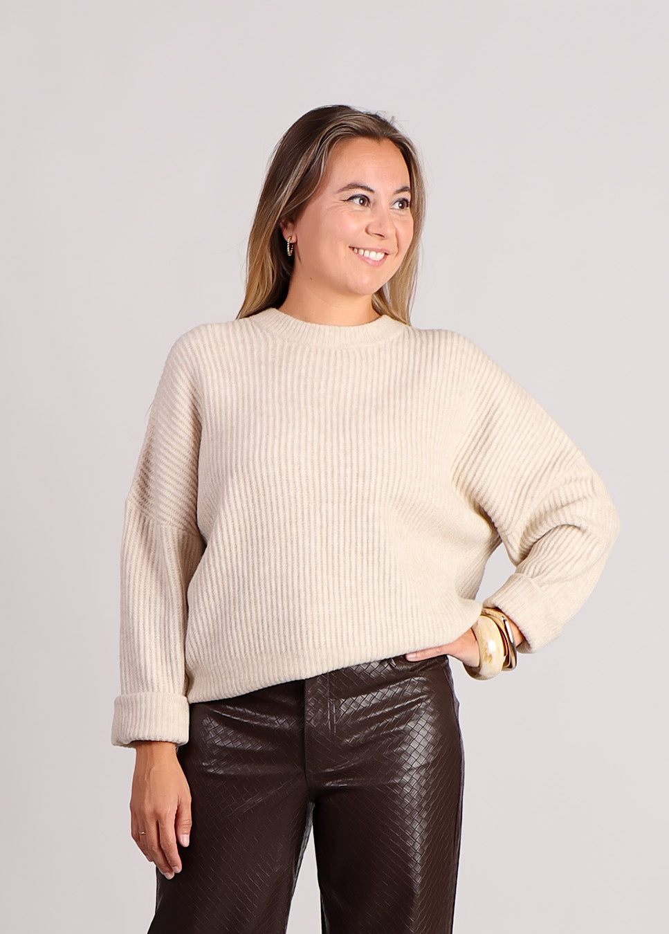 mbyM Gillian-M Shyla trui gebreid beige voorkant model met bruine vegan leather broek