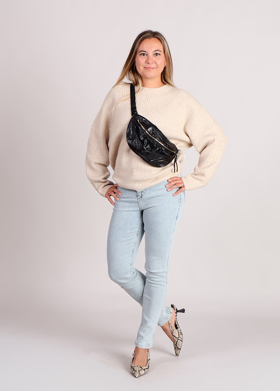 mbyM Gillian-M Shyla trui gebreid beige voorkant model met lichtblauwe denim jeans
